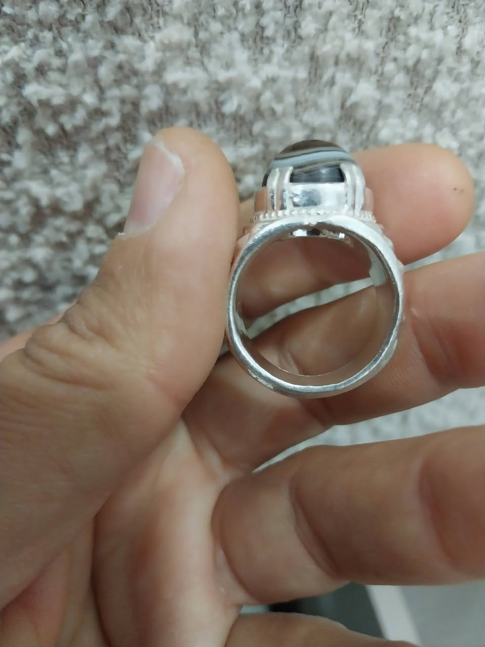 السلام عليكم جزعه مشكوله افريقيه وزنه ١٩ غرام مكان بغداد لايوجد توصيل للاستفسار***********
