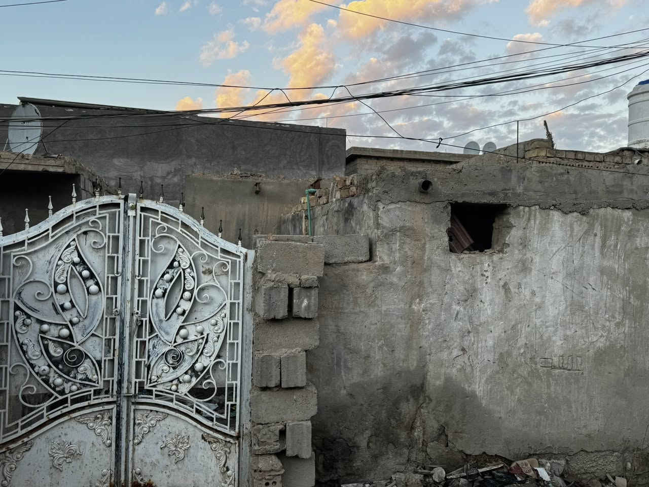 السلام عليكم بيت للبيع يحتاج ترميم مساحته 75 متر في حي ناصر  يحتوي على صاله وغرفه ومطبخ وحمام للاستفسار اكثر اتصل على الرقم ***********
