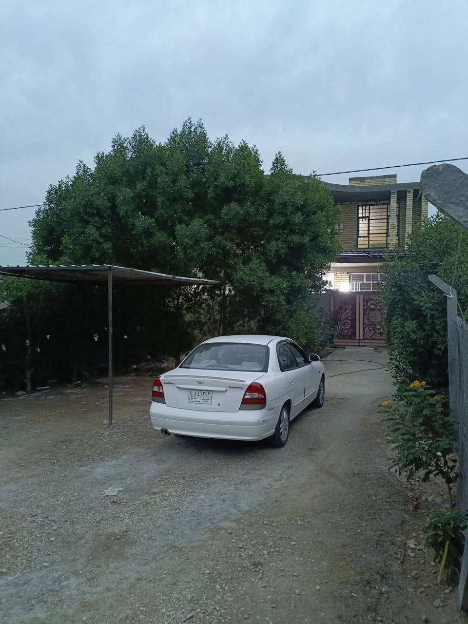 السلام عليكم دار للبيع حصن جعفر طابقين المساحة الكلية 200متر يحتوي على 6 غرف نوم  ومطبخ وحمام عدد 2 وصاله شارع 30 يحتاج بورك وجص وأرضية للاستفسار ***********
