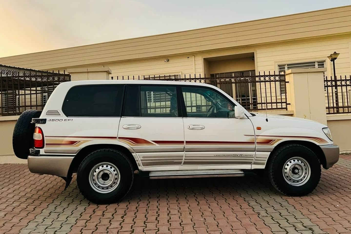 تۆیۆتا لاندکڕۆز مۆنیکا 2001 مواسەفات ٣روبع 
سەلاجە،تەبرید ساردو گەرم مەرکەزی
جام کارەبایی و ئاوێنە کارەبایی ،
تەحویل ئەسڵ بەشەرتی هەموو عێراق بگەڕێی 
،تەنها پەڵەیەک بۆیاخی هەیە 
،ساردی نیە ،کوشن و بەرگی دەرگای لەسەر شەریکەیە ماوەتەوە،
 ٥ تایەو ویلی لۆکی لە ژێرە،
 دەعامى بۆ دەعامى بەشەرت 
چرکەی تێدا نیە،

سعر: لە کۆمێنت داوای بکە ڕاستەوخۆ بۆت دێت 📩 

گێڕو مەکینەو ئەکسل ،دەبڵ ئەکسل بەشەرت ، 
تەحویل و خرامەی بەشەرت

ژمارەی خاوەن سەیارە 
***********
