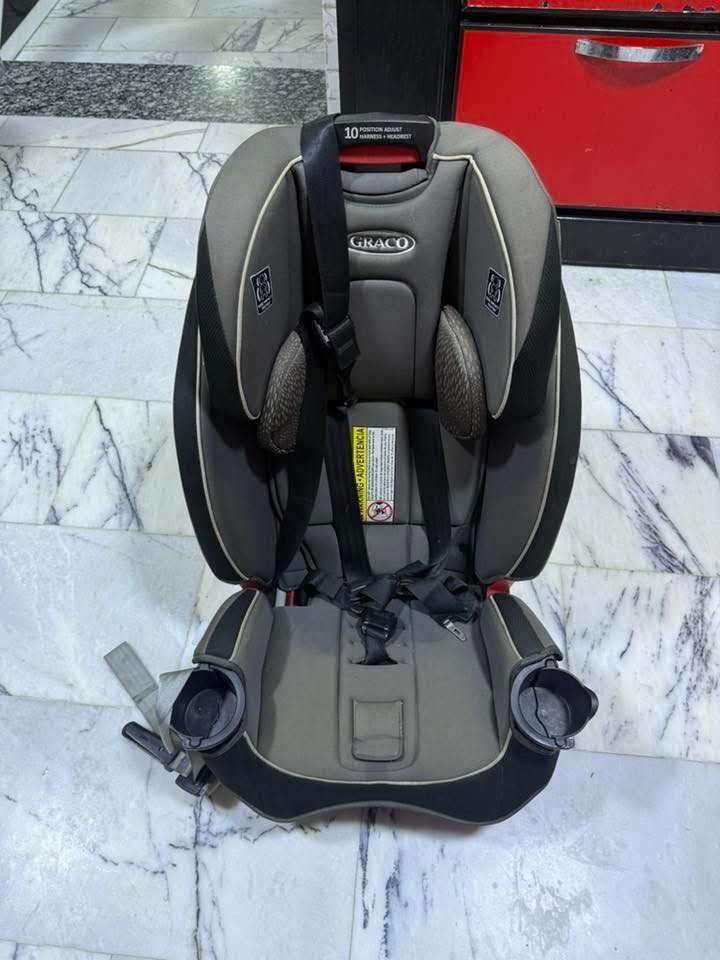 مرحبا من رخصت الادمن 🌷 

-  كرسي امان سيارة ماركة جراكو الامريكية معروفة
كلش نظيف واستخدام كلش قليل 
 السعر (120) الف وبيه مجال

الاتصال *********** او واتساب 

مكاني ساحة ميسلون
