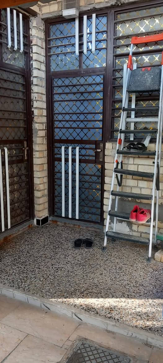 للبيع دار طابو ملك صرف بناء جديد 
90متر 8×11.25 ركن مربع طابقين 
#الطابق_الاول : استقبال+ صاله +مطبخ حار بارد+ صحيات +غرفة نوم 
#الطابق_الثاني : 2نوم +مخزن +صحيات +سطح 
الزعفرانية دور الشرطة الثانية مقابل محطة كهرباء قريب جداً من سدة الجنابيين شارع عريض 15 متر عل شارع الرئيسي مو الفرعي وقريب جداً على منطقة حي الامانة تقريباً مقابل مدخل الامانة من شارع 40 التبليط الاخير 
للأستفسار اكثر الاتصال على الرقم التالي *********** علي حامد 
مكتب المهيب للوساطة العقارية وأنجاز المعاملات
