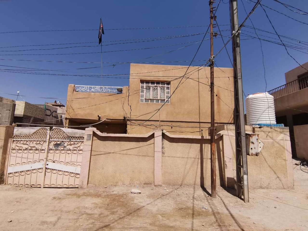 للبيع بيت ١٥٠م ركن الواجه ١٠م نزال ١٥ بناء عكاده طابق ونص نظيف من الداخل يصلح للسكن او للاستثمار مثلا يتفلش وينبني ثلاث بيوت مساحه ٥٠م العنوان الجاير الفرع المجاور لصيدلية صافي الصفا للاستفسار *********** واتساب ***********
