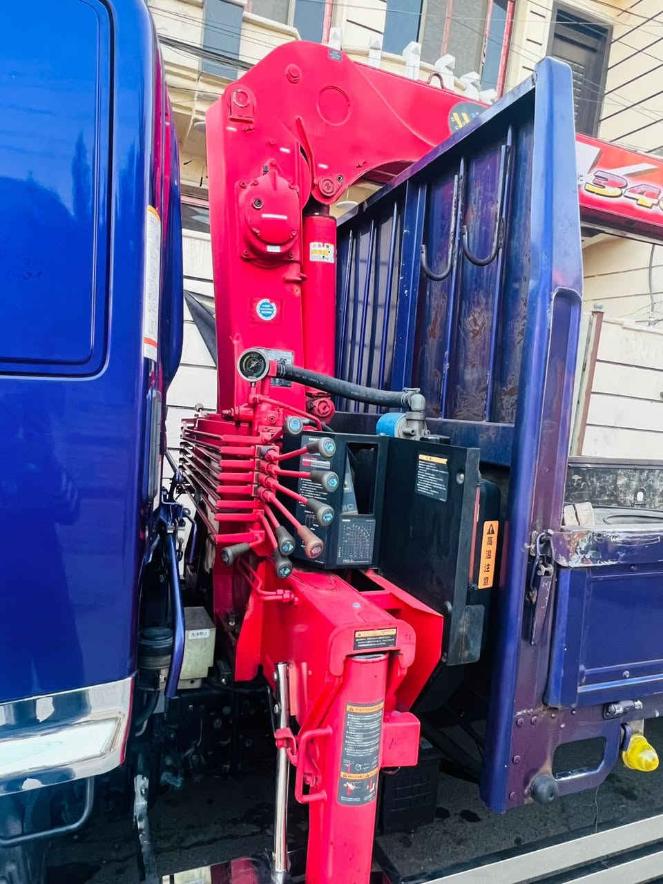 السلام عليكم هينو شيطان كرين دخول جديد محرك خمسه سلندر سوبر السياره جديده ومكفوله كفاله عامه  كرين عليها يونك سلايتين وطولها 6 وربع بلادي والشاصي مكفول حتى من الصبغ 
***********
***********
