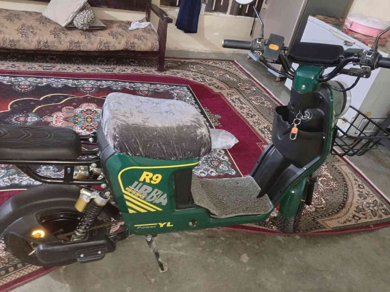 السلام عليكم R9 للبيع نضيف مستخدم شهرين كله شغال شرط
نضافه فول بطاريات جدد تايرات جدد مكان كركوك واحد حزيران السعر 450$بي مجال قليل ‏‪***********‬‏
