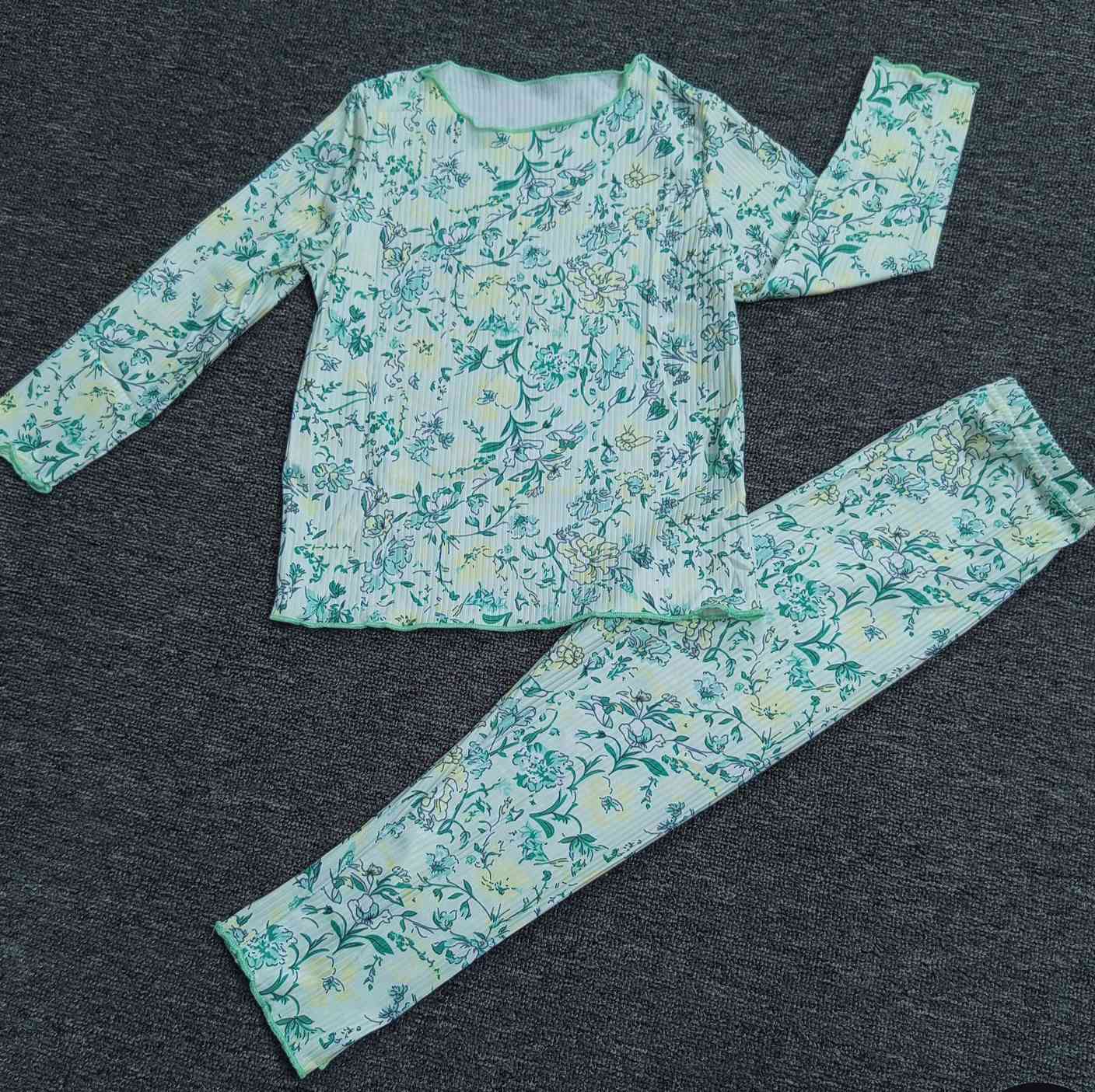 تراك اطفال يلبس عمر سنتين 🙏🏻🌷 
السعر ب4وبسسس 🧨🧨


**إذا كنت صاحب هذا الإعلان وتريد حذفه لأي سبب، رجاءا أرسل رسالة إلى الدعم الفني**