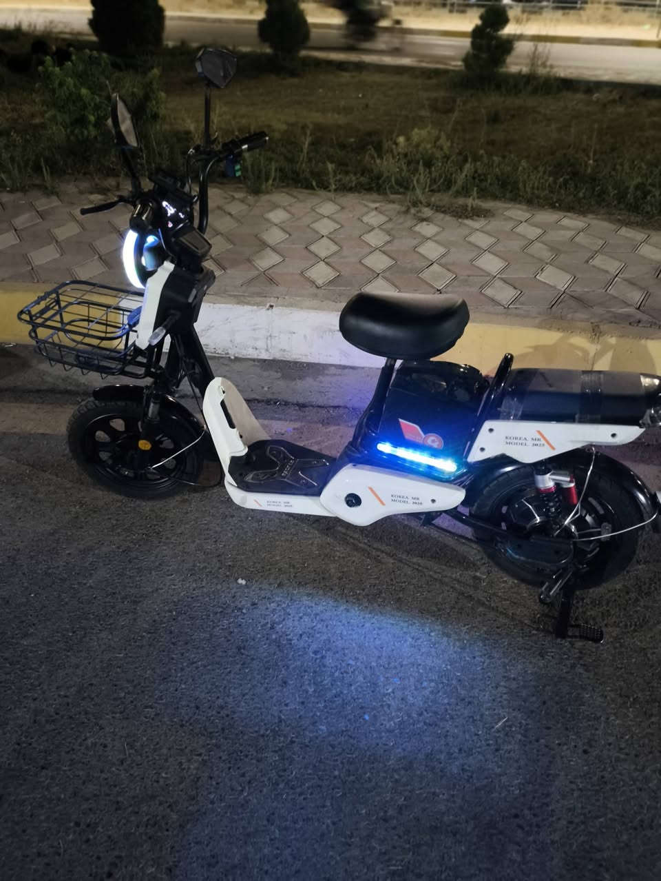 السلام عليكم
البايسكل اخو الجديد

Korea Mr  حجم 16 2025 

4 بطاريات ملف 650W

العداد ماشي فقط 1490 كيلو مستعمل شهرين

السرعة 75 الحقيقي 40 

بلوتوث اشارات هورن كله شغال

البايسكل عيبه كسر براغي الكشن الخلفي وشخوط عالبطارية و كسر بالجاملغ 

البطارية والملف مابيه عيب

وياه الشاحنه البلادية 

السعر 310 بيه مجال

عنواني حي الواسطي


**إذا كنت صاحب هذا الإعلان وتريد حذفه لأي سبب، رجاءا أرسل رسالة إلى الدعم الفني**