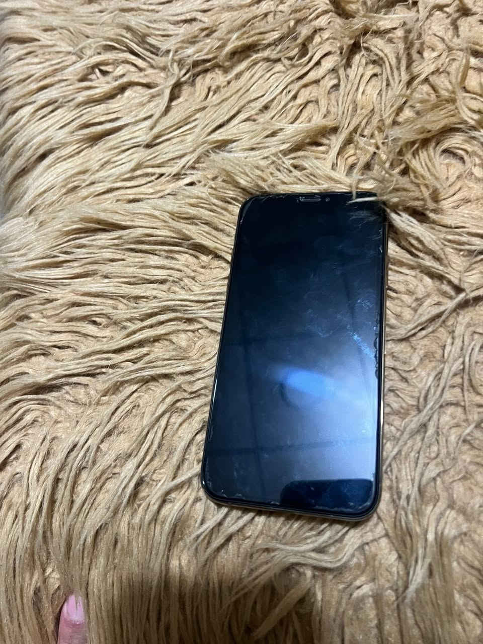 سلام عليكم ايفون xsذاكرة 256 بطارية 82 نضافة فولل سعره 175 رقم ***********.
