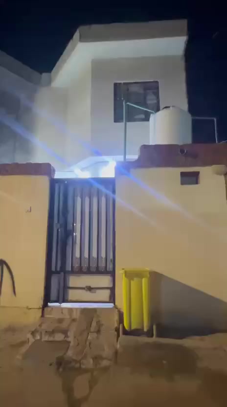 السلام عليكم بيت في البهادريه قرب مفقس فدك المساحه١٠٠متر طابقين يحتوي الطابق الأول ع صحيات خارجيه وداخليه وديوانيه ومطبخ وصاله نضام سويت وغرفه أما الطابق الثاني يحتوي ع مشاي وغرفتين وسطح البيت مع الاثاث +تانكي عدد ٢+ماطور وكيزر 
طابو زراعي سند ٢٣عراقي اصل 
رقم الاتصال ***********
السعر:٩٥ وبي مجال
