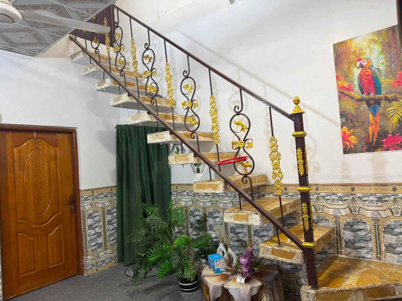 سلام عليكم عندي بيت للبيع قرب معمل السمنت شارع سبيس بيت ١٤٠ متر وصاله ومطبخ وتاخريج داخليه وخارجيه البيت كاشي وسراميك وسقوف ثانويه قرب معمل سمنت الكوفه شارع سبيس ***********
