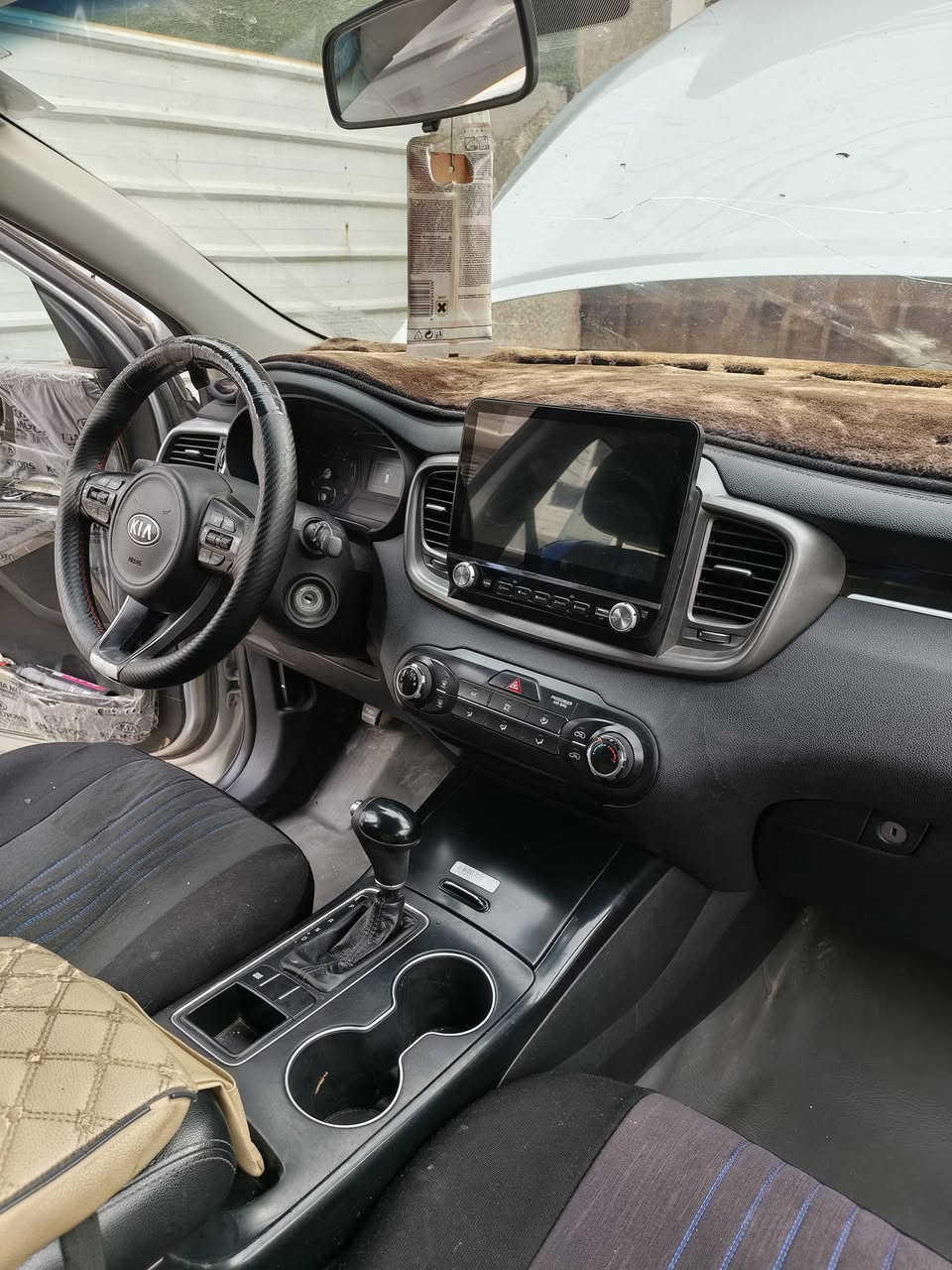 سورنتو 16 شكل ال18 مكفوله كفاله عامه من الحادث والصبغ حته الدعاميات مكفوله من الصبغ على وضع الشركه ارضيه جلد والكشنات جدد ومدوشمه  حفاظأ على نظافة الكشنات سياره  كلها جديده سنويه بسمي تبريدها ثلج بيها تكحيل على كد اصبعين بيها سونار ما رد على التعليقات اتصل اكو واتساب مكاني بغداد البياع مكينه 2400  السعر 175للاتصال ***********
