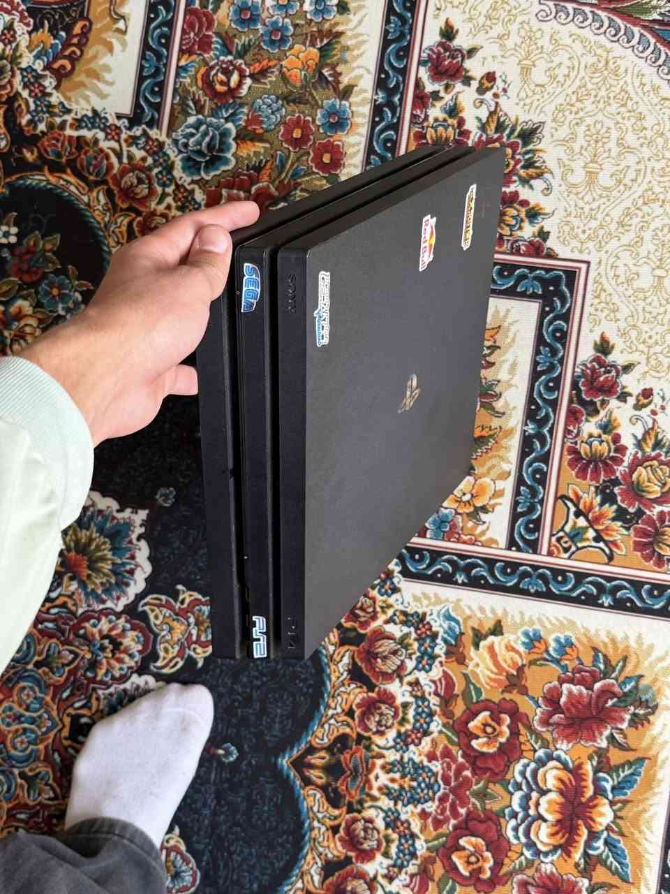 السلام عليكم
بلي فور برو للبيع 
1TB 
جوستك واحد كامل ملحقات نظافة 100% 
***********
