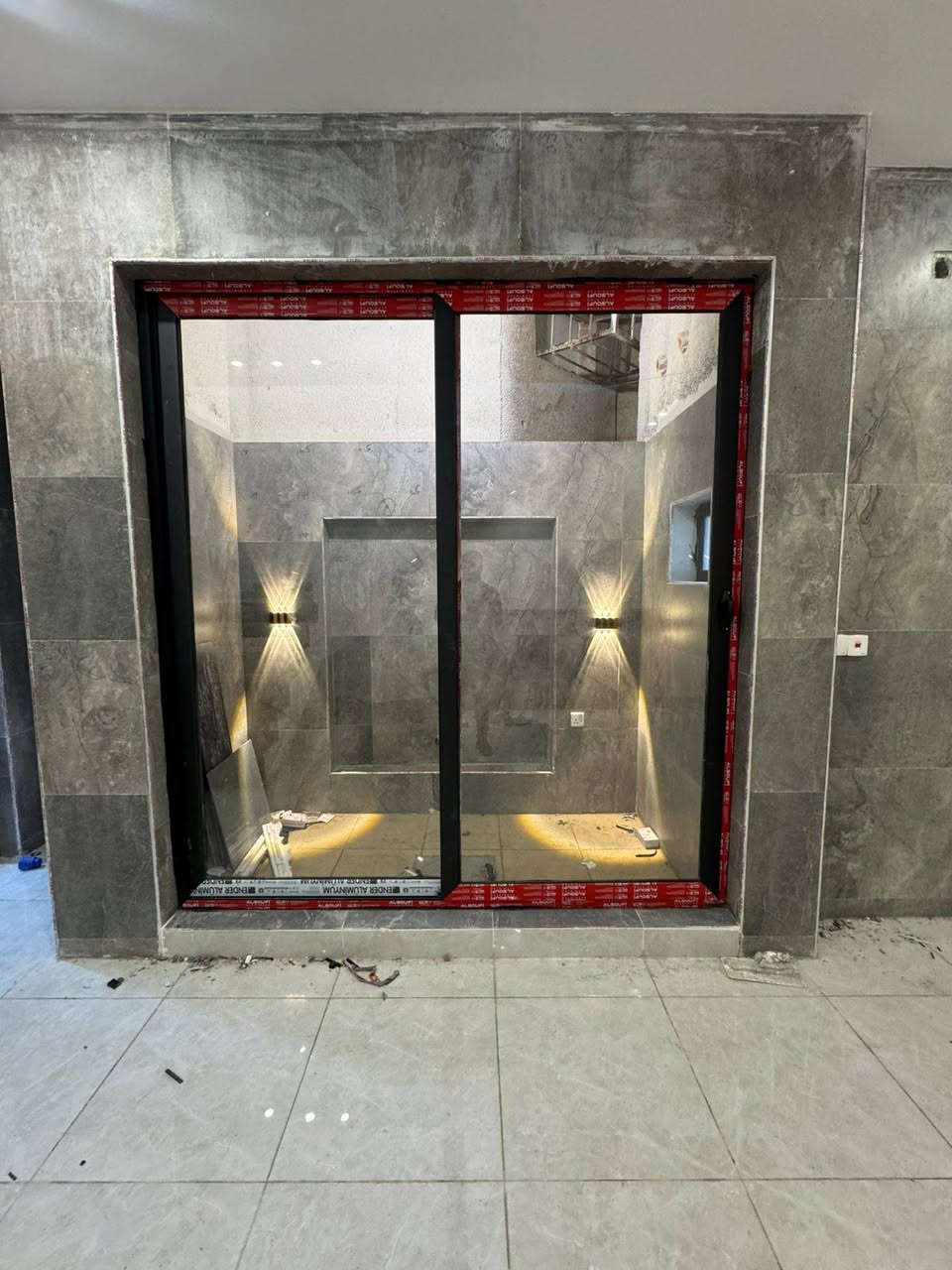 السلام عليكم 

دار للبيع 120م في حي الجهاد منطقه الأساتذة 
خلف اربع شوارع مباشر كما واضح في الصورة 

/علئ شارع 15متر رصيف 4متر 

الدار يحتوي على 3طوابق 

تسليم مفتاح كأمل  

مساحه 120متر

(واجهه6متر  20 متر ) 

الطابق الاول يحتوي على/كراج /صاله /مطبخ و مطبخ حار / هول داخلي كبير / شلال داخلي/ غرف نوم /  صحيات/ مناور خلفي 

الطابق  الثاني يحتوي على/ غرف نوم عدد(2سويت )مفصوله 

الطابق الثالث  يحتوي على/ غرف نوم كبيرة/ مطبخ 
صحيات/ سطح امامي 

واجهه بورسلين إسباني 
ارضيه مرمر 
سيراميك المطبخ  وحمام ألواح  هندي تصفير 

استفسار مكتب المجد 
***********
***********
