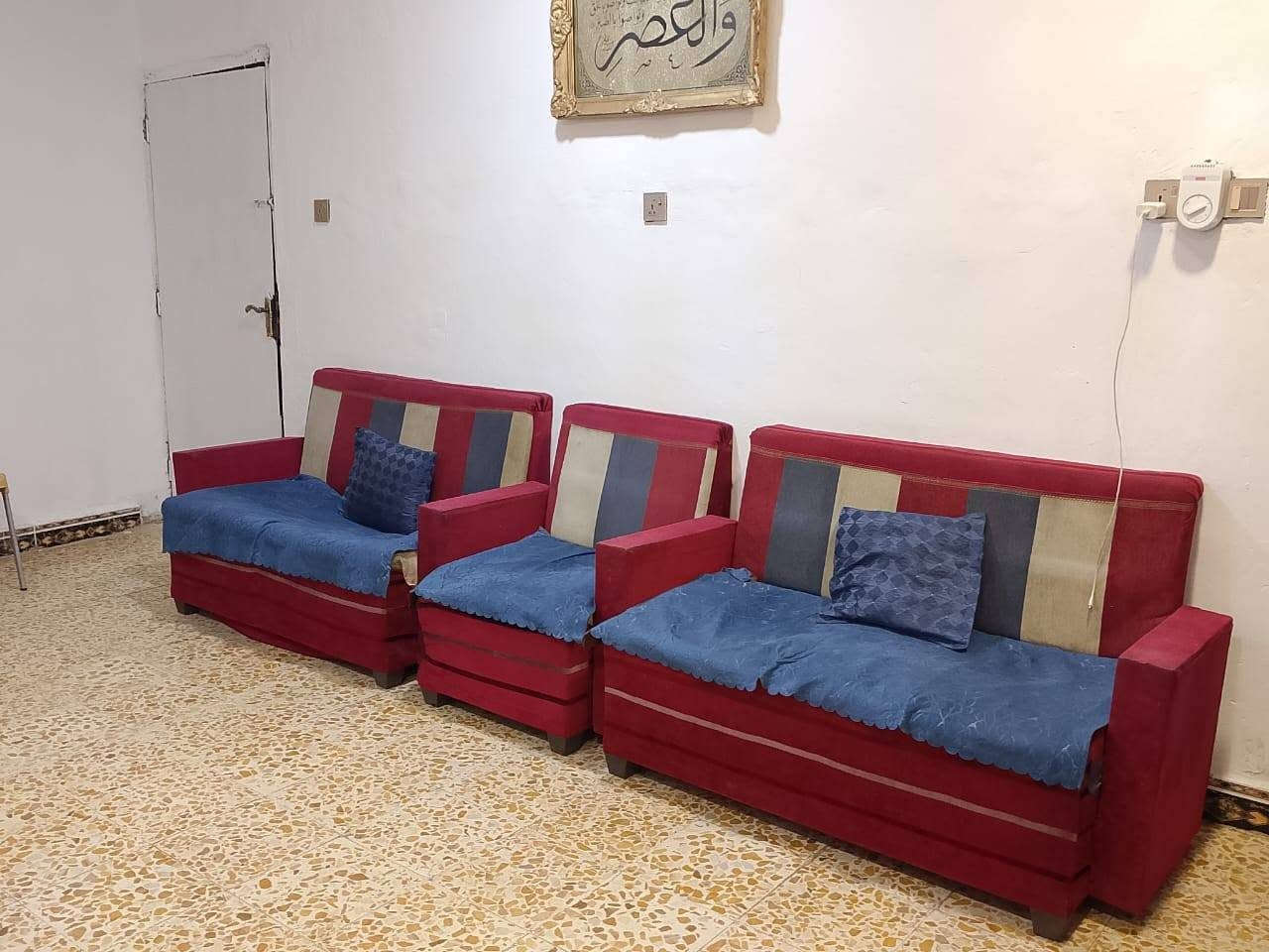ديوان ١٣ مقعد  مستعمل ويحتاج إلى تجديد للبيع ب ١٥٠ الف وبي مجال للإستفسار الاتصال ع الرقم *********** مكان التواجد الكوت
