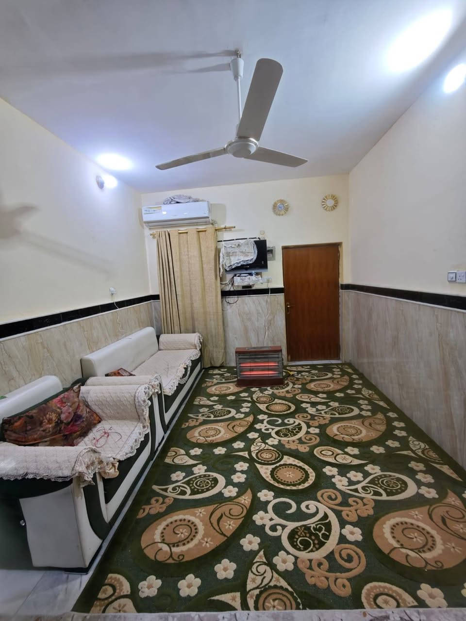 بيت للبيع منطقه 
مغـربه بضهر شارع 50
مساحة 140 ركن طابقين
الطابق الأول 
غرفة نوم + مطبخ +صاله
أستقبال+ صحيات+ منور
الطابق الثاني
ثلاث غرف نوم + صحيات
الطابق الثالث 
مخزن + سطح ايزوكام .
175 مليون سعره بيه مجال بسيط 
للاستفسار *********** ☎️🤳 كوله من طرف مندوبه ليان امانه
