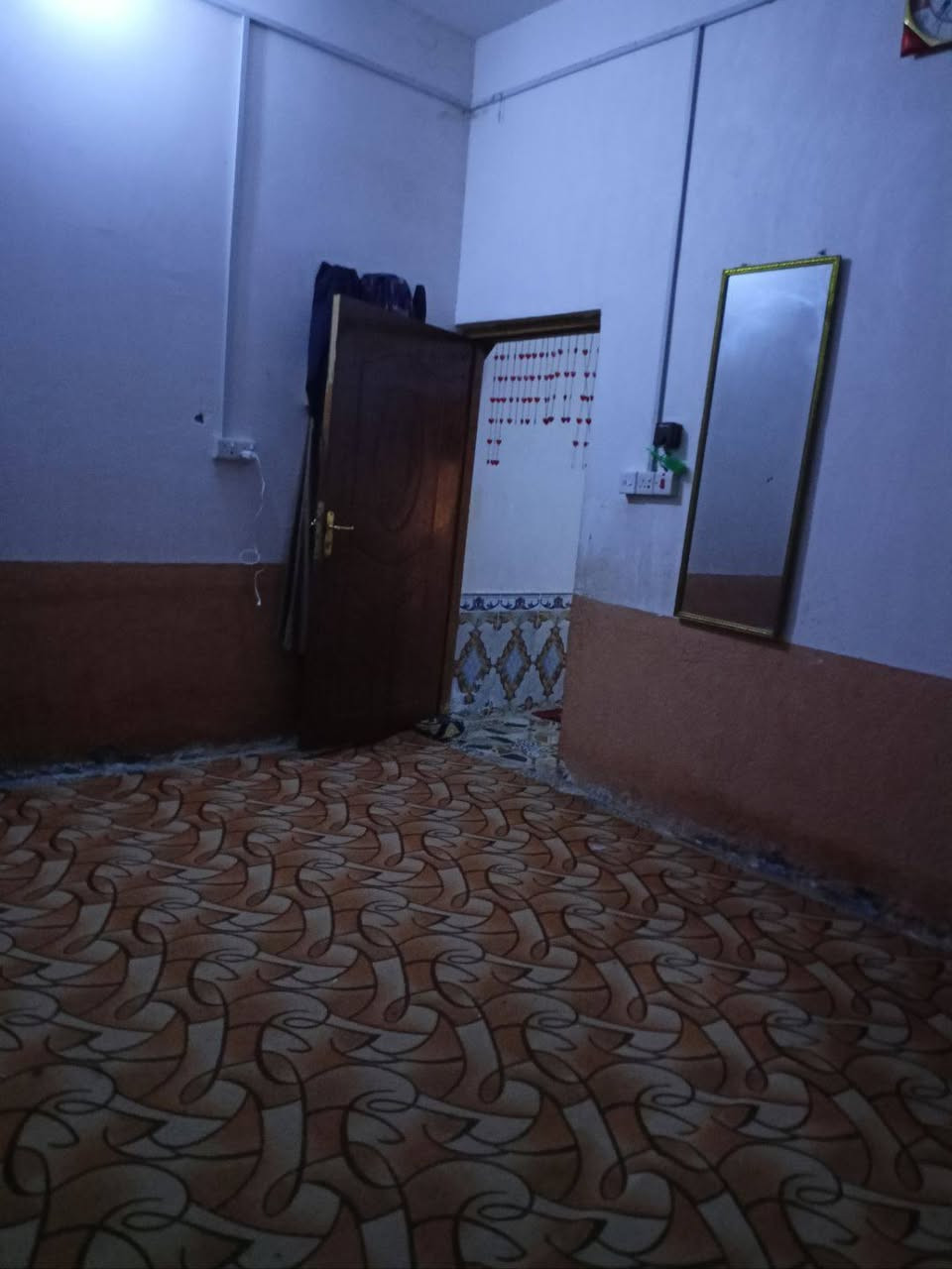 بيت للبيع مساحه 100 بيت نضيف ومرتب

عنوان ناصريه منطقه سديناويه العصوم 

الخدمات مجاري رئيسيه والمحوله بشارعك 

والماي بشارعك عرض الشارع 12 متر

السعر 38 وبي مجال

    الهاتف             ***********
