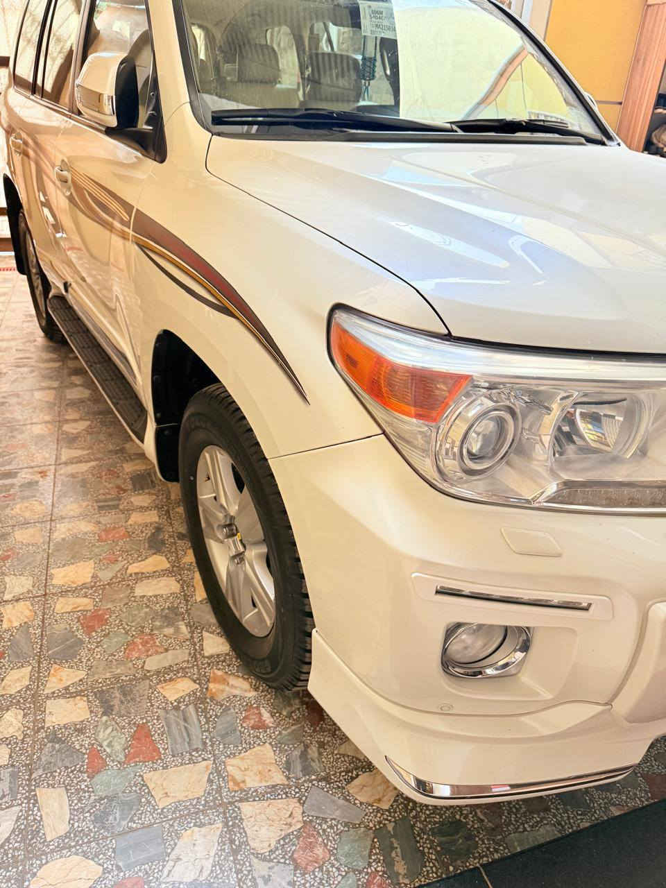 سلام عليكم
تويوتا لاندكروز 
موديل 2013 
السياره جديد جدا 
أخت الزيرو ماشيه 73 ألف 
حقيقي شرط الفحص استخدام شخص واحد فقط من 2013 لحد الآن مكينه 8 أسلندر 4600  مكفولة كفاله عامه من كلشي 
مواصفات شركه ساز باب أول 
رقم اربيل الدولي تحويل ثاني يوم 

السعر عند الاتصال 
الهاتف ***********
مكان السياره بغداد شارع فلسطين
