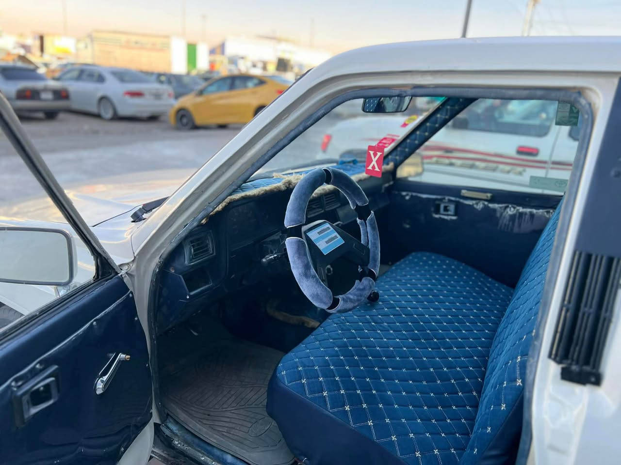 ئەم توێتە جوانە بۆ فرۆشتن مۆدێلی ٨٥ مەکینەو گێڕی بە شەرت نە زەربەی هەیە نە لێدران بەخێک کراوە لە سەر ساقی سەیارەکە ماڵی کەسابەت و ئیشو کارە ناوی لە دەرۆی جوان ترە چوار تەیەی لۆکی بۆ بەستراوە سەیارەکە ماڵی دۆشتە نرخەکەشی ٢٧ گڵاو مەجالێکی برایانە 
ژ.م *********** كالار, السليمانية
