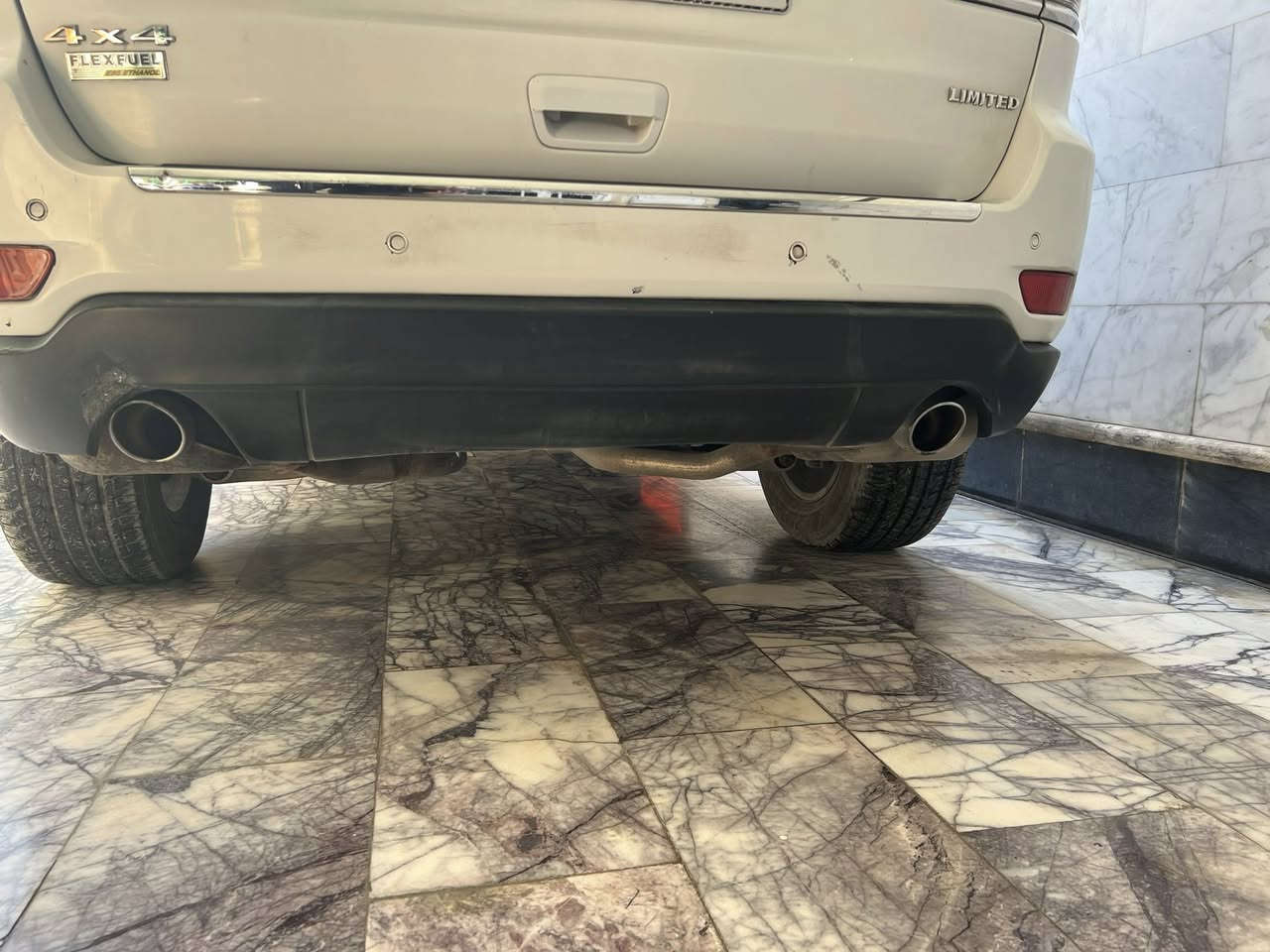 السلام عليكم اخواني جيب موديل 2014 بغداد بسمي مواصفات لمتد المعروفه حادثها فقط الجاملغ الخلفي للاستفسار الاتصال على هذا الرقم ***********
