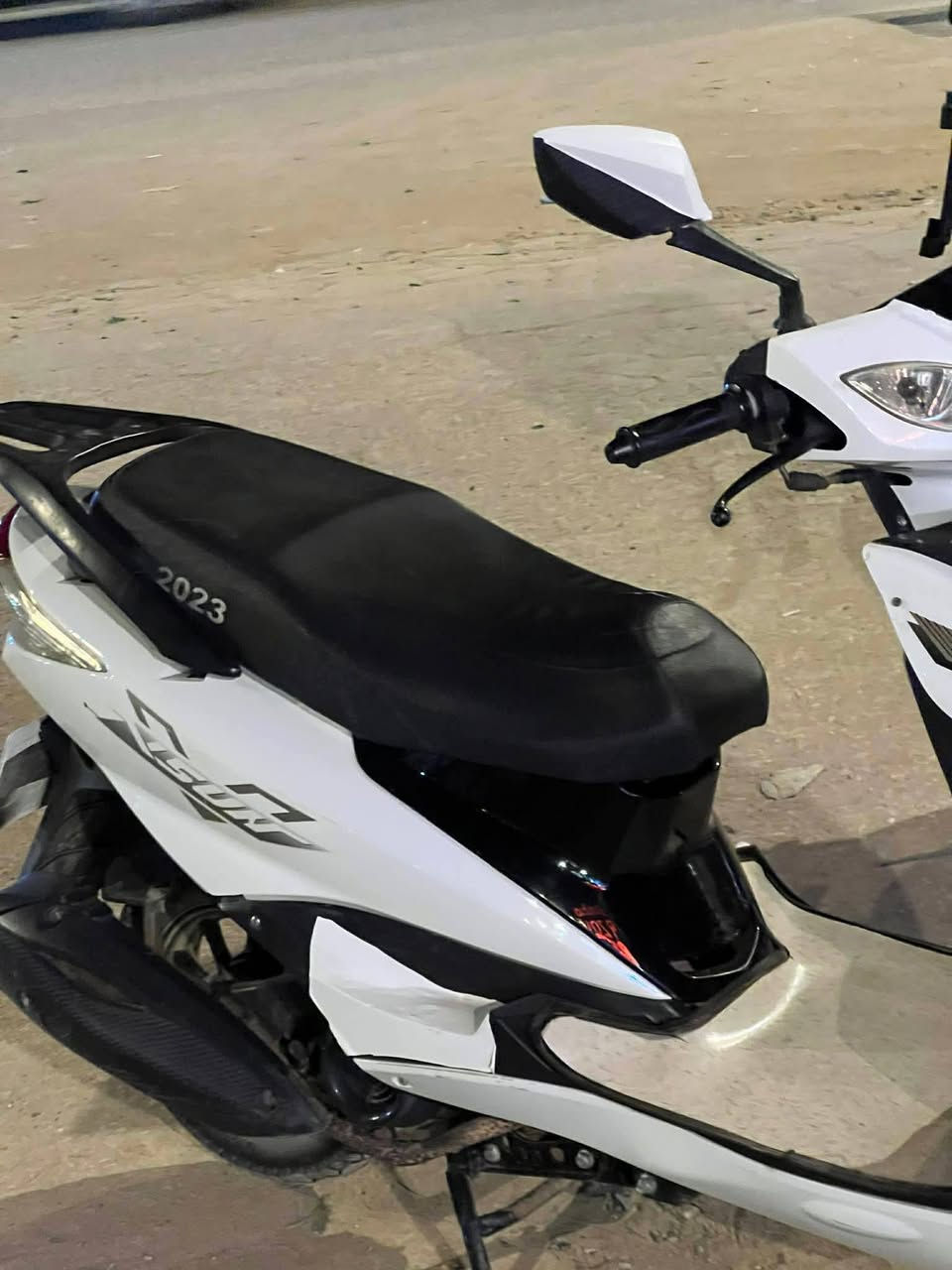 السلام عليكم ورحمة الله 
للبيع 300الف قفل العنوان الشطرة مامفتوحة وكلها شغالة موديل 2023 ماشية فقط 8000بيها بداية ضعف بالمحرك الاتصال بالرقم ***********
