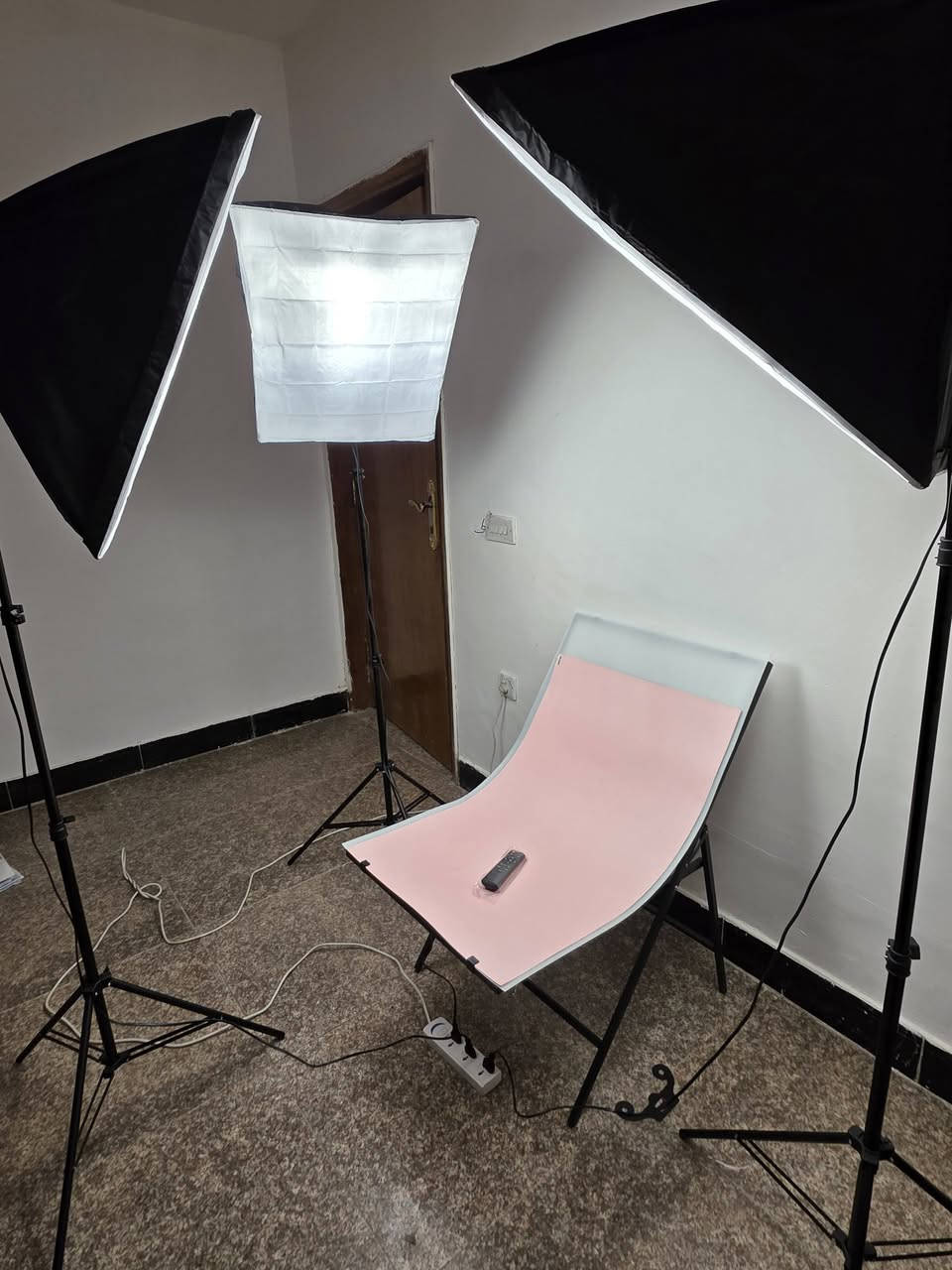 بوكس تصوير منتجات مستعمله ايام قليله
يتكون من كرسي منضدي للتصوير المنتجات المختلفه ويتكون من مصابيح سوفت عدد ٣ للتصوير تحكم بالريمونت لون الضوء وشدة الضوء لون الضوء ابيض واوف وايت واصفر سعر ٢٠٠ الف
كارتونه موجود 
الاتصال او مراسلة واتساب ***********
