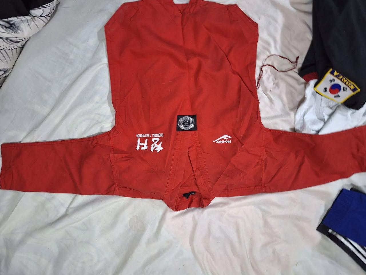 عندي قطع ملابس كاراتيه كوري اصلي جديد..  فقط القطعة العليا..  تقريب 150 قطعة مختلف الاحجام ومختلف الخامات والالوان..  ابيعهن جملة بسعر مناسب العنوان حلة باب المشهد ***********
