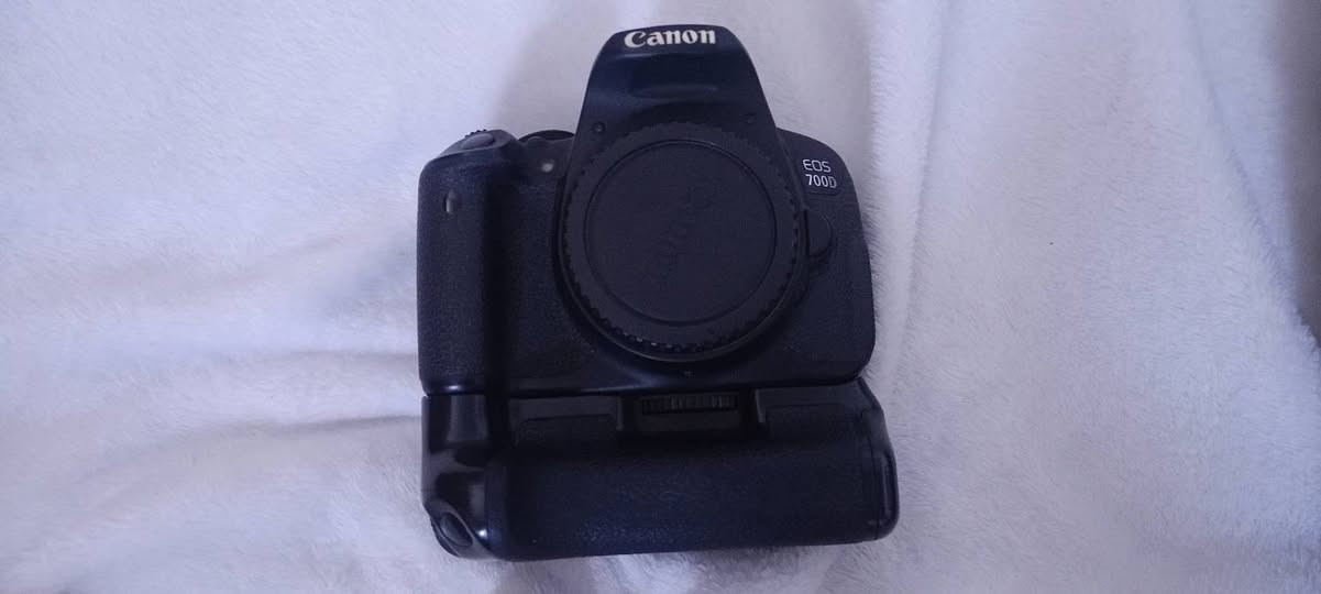 السلام عليكم كامرتين كانون للبيع 
70D
700D
عدسه70/300
مع كامل الملحقات 
بطاريه 
كرب 
شاحنه
حزام كتف
للاستفسار +964 771 647 8306
***********
