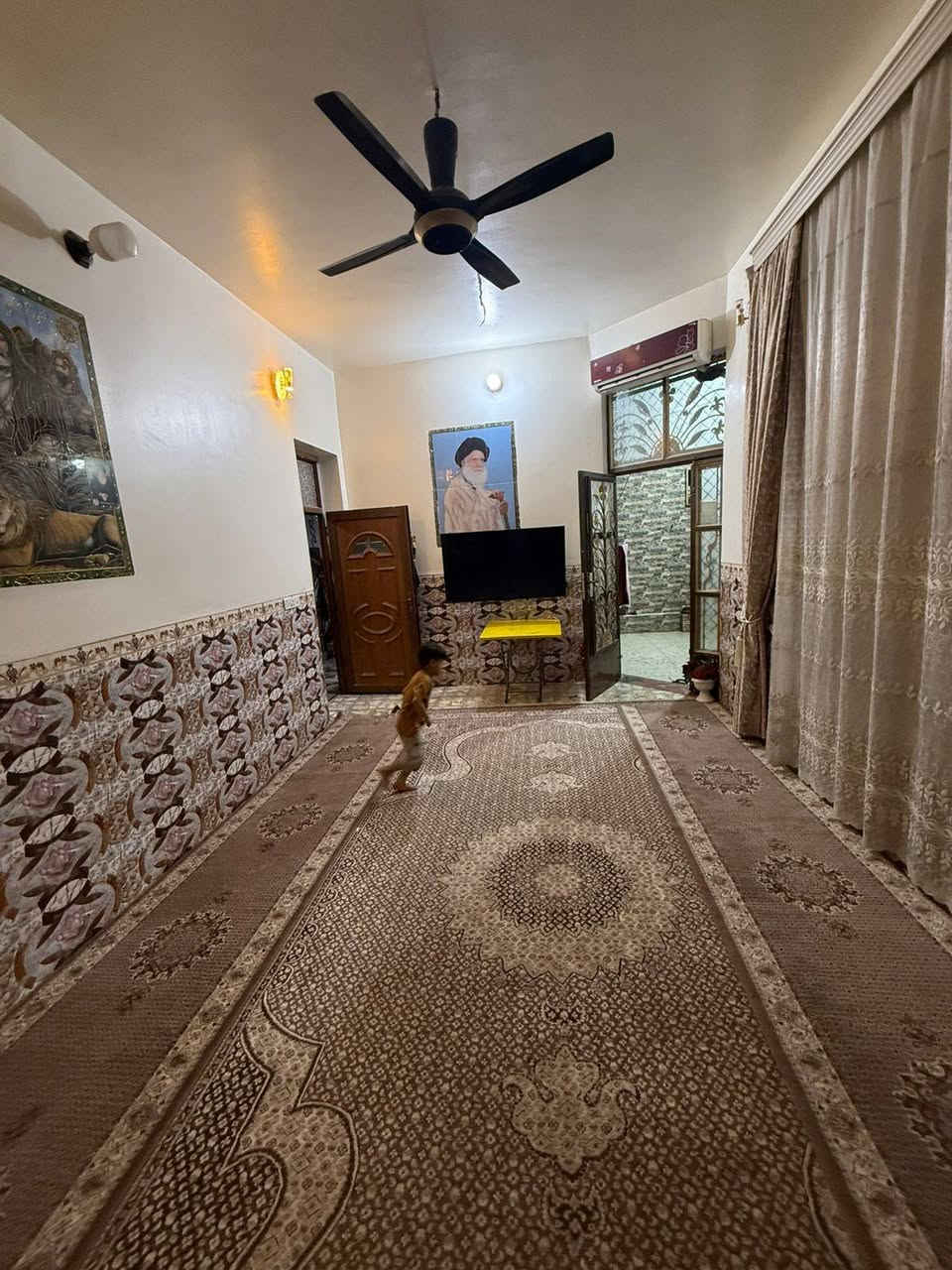 اللهم صلي على محمد وآل محمد
دار للبيع 🏛️   بناء جديد 
⛔   حي  الصدر الاول قرب مكتب أدم 
📈 المساحة   :  100 مربع 
يتكون من : طابقين 
- غرف نوم عدد 3
- صالة 
- استقبال 
- مطبخ
صحيات 
كراج 

☎️ للأستفسار والمعاينة اتصل على :
***********
الرقم يحتوي على واتساب 
📍 زيارة مكتبنا الكائن في : حي الصدر الاول السايدين قرب مطعم كباب نذير 
📥 مكتب أدم
