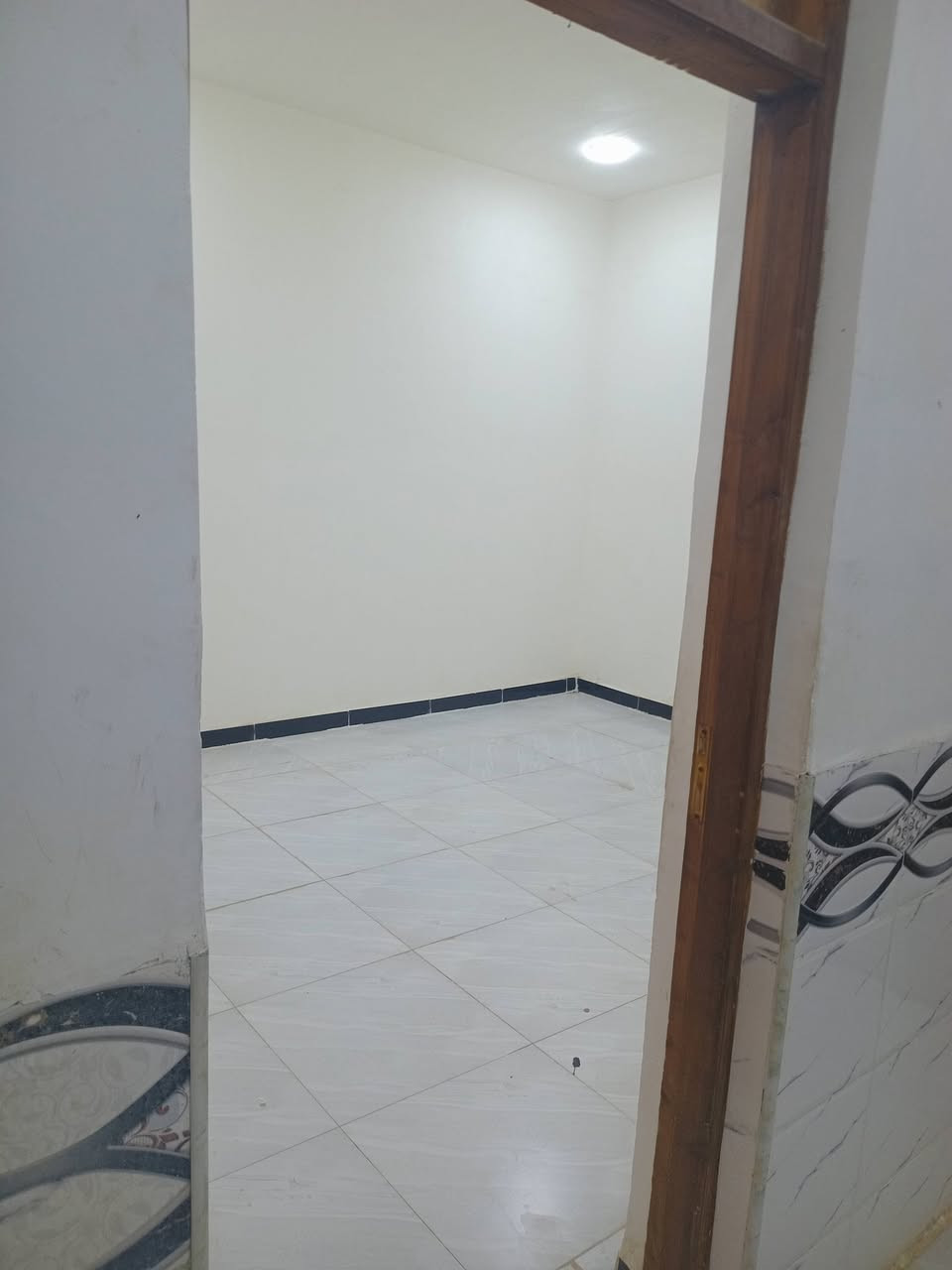 السلام عليكم بيت في حي الحكيم شارع مدرسة الرميله قريب على كورنيش السده المساحه 150متر متكون من غرفتين وهول ومطبخ وصحياة داخليه الخارجيه واستقبال للبيع فقط رقم ***********
