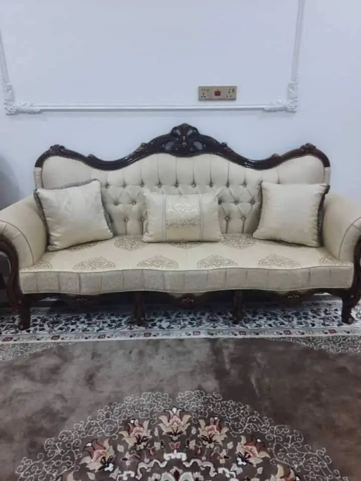 تخم قنفات تركي درجة أولى جديد ١٠ مقاعد كما مبين في الصورة ....مع الطبلة الوسطية 
السعر 2000000 مليونين...


**إذا كنت صاحب هذا الإعلان وتريد حذفه لأي سبب، رجاءا أرسل رسالة إلى الدعم الفني**