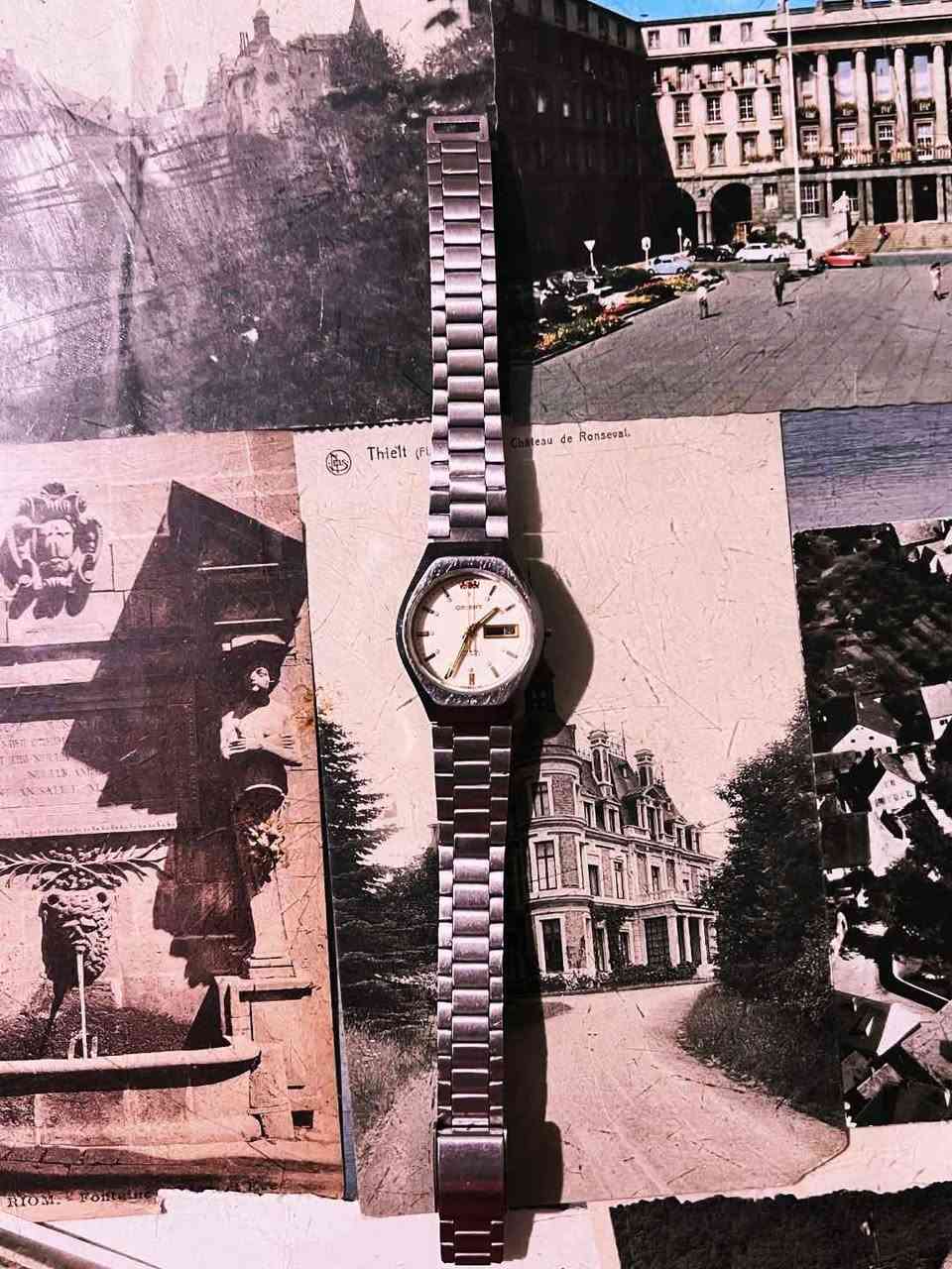 Vintage Orient 3-Star "Crystal" 21 Jewels Automatic Japan-Made Women's Watch (Circa 1978–1985). Features a Day/Date calendar function. It works efficiently and is in good condition. (Note: The metal bracelet is not original).
​📸 Please review the photos carefully as they form part of the description.
📦 Shipping: Available to all governorates.
✉️ For price and serious inquiries: Please feel free to send a direct message. الاسكندرية, مصر


**إذا كنت صاحب هذا الإعلان وتريد حذفه لأي سبب، رجاءا أرسل رسالة إلى الدعم الفني**