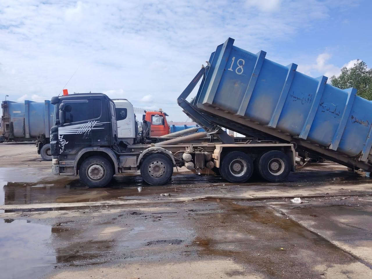 سياره رافعه حاويات جديد
تعمل بلديه الرشيد هيه اوشغله اوتريد بدون شغل 
مسجله قلاب فول اوتماتيك سياره جديده معنه الكلمه
سياره كفاله عامه شاصي اومكينه  اوكير تخم تاير
حجم  المكينه 420
موديل 2021
تصل ***********
