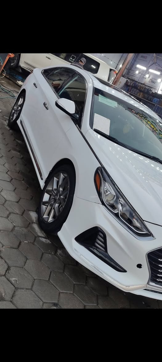 سلام عليكم سوناته للبيع موديل ﴿2018﴾ وارد امريكي الضرر جدن خفيف
محرك ﴿ 2000 تيربو﴾ 
1.كشنات كهربائيه و تدفئه وتبريد 
2.بنو راما
3.رادار مثبت سرعه 
4.بصمه سياره ريضيه كير عادي او تماتيك
السياره فول مواصفات جاهزه من كلشي
السعر 140 وبيهه مجال بصيط للشراي
العنوان النجف حي الجامعه
الاتصال﴿.*********** ﴾.
