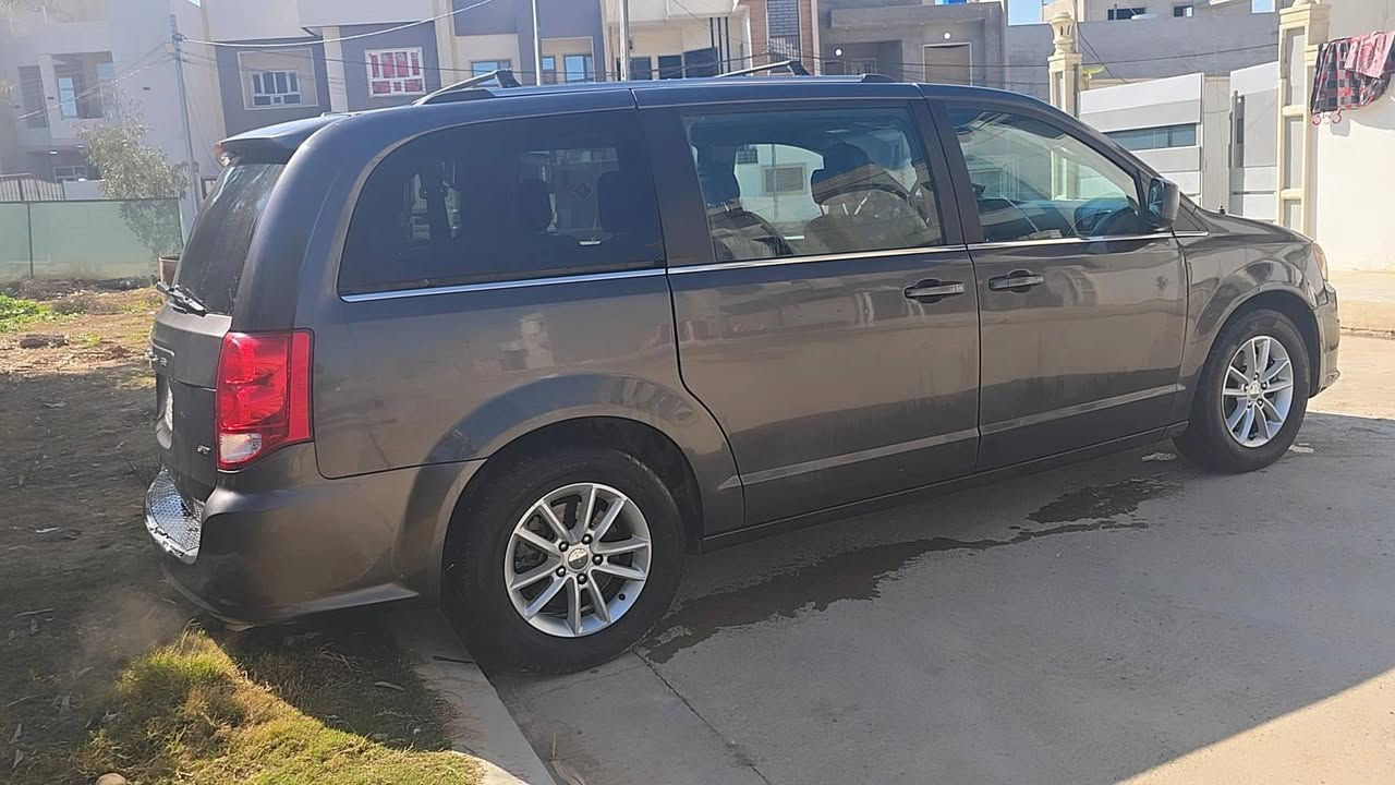 السلام عليكم دوج كرفان 2020 للبيع
رقم نينوى  
مواصفات  الفئهSXT
محرك 6 سلندر حجم 3.600
سياره 7 راكب 
تبريد مركزي 3 قطع +تدفئه
شاشه قلاب وكامره خلفيه 
تحكمات ستيرن مثبت سرعه 
شاشه اعطال 
كشنات جلد 
بيبان كهرائيه 
تشغيل عن بعد 
فتح ابواب عن بعد  
جام كله كهرباء
كشنات سياحي بلع مفصوله 
فرس وسطي  
نضام ايكو سياره اقتصاديه 
السياره وارد امريكي 
ولا حادث داخله كلين  
بل العراق 
بيها جاملغ النفر ونصف باب النفر 
كير مبدل جديد 
مكينه معمر فقط رواجز
عليها ادامه كامله  
السونار مرفق مع الصور 
سعرها 173 وبيها مجال للشراي
مكاني 📍موصل 
***********
بل عافيه عل ياخذها
