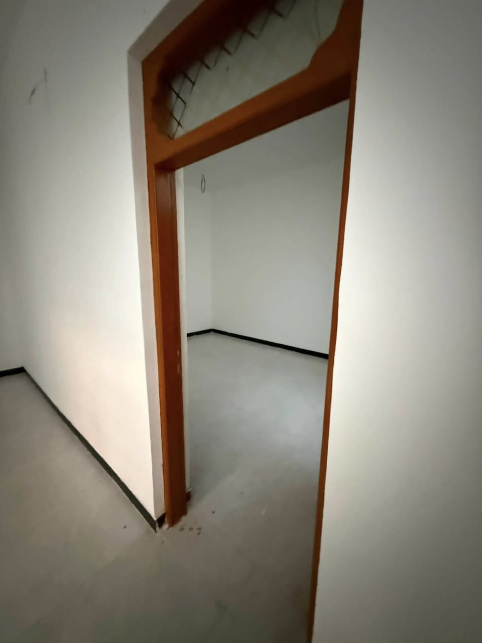بيت 🏠طابو زراعي( ١٠٠)متر
 اساس كونكريت بناء طابوك سكف كونكريت 
يحتوي على غرفه وصاله
 وستقبال مطبخ🧑‍🍳 
حمام داخلي وخارجي البيت محد ساكن بي باقي التفاصيل واتساب 
***********
