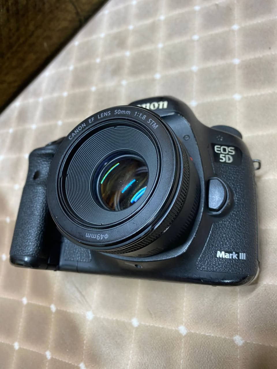 السلام عليكم 
كامرة كانون 5Diii
مع عدسة 50
وبطاريات عدد 3
حزام كتف حياكة 
الكارتونة موجودة 
نظافة الكامرة مبينة بالصور 
مكاني بغداد شعلة 
سعرها 950 الف 
ملحوظة/جنطة مقسمة اكو بعد غراض هدية 
توصيل جميع المحافظات

للتواصل ‭٠٧٧٥ ٥٦٥ ٦٢١٢‬
