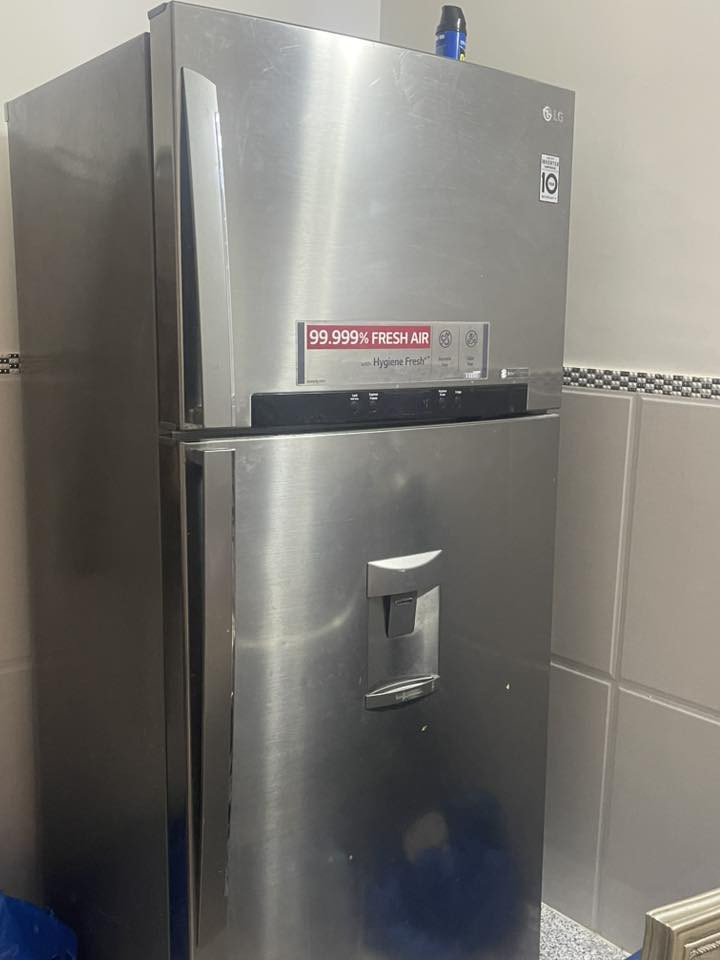 السلام عليكم ثلاجة lg حجم كبير جيدة جداً نظيفة للبيع سعرها 500
***********
