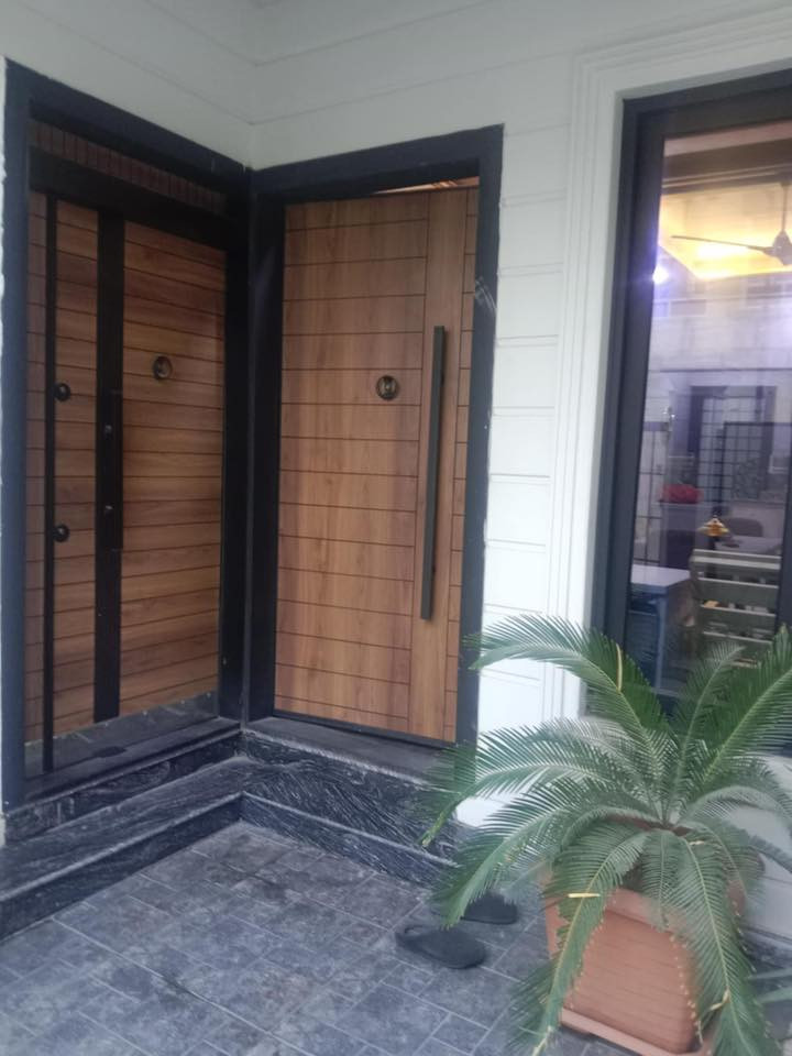 دار للبيع مستعجل بسبب السفر 200م الواجهه 8النزال 26 طابقين بناء مهندس  بناء 2023 شروق 3غرف نوم واستقبال وهول مطبخ حار بارد حديقه داخليه غرفه ملابس دكتات سقوف ملكيه السعر بدون معامله 310 مع الكاونتر وسبلت الهول الفيصليه عى جسر سنحاريب الجديد الفرع الاول من الشارع العام للاتصال ***********
