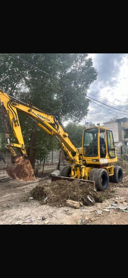 سلام عليكم للبيع حفاره كوماتسو مديل 2002 رقم سليمانيه محرك مضخه مامفتوح. مىسسه نقار كماشه تخم تاير جديد مكينه جاهزه للعمل الاتصال ‭***********
