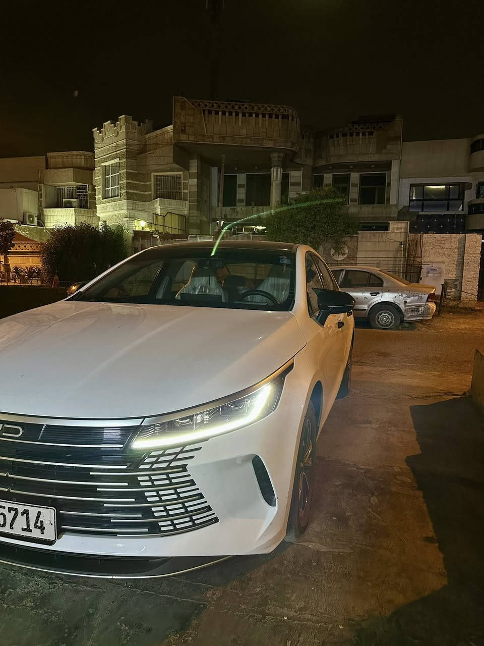 السلام عليكم
سياره BYD دستروير 05 2025 للبيع 
مواصفات السياره 
گير ماوس 
شاشه قلاب 
دخول ذكي 
تشغيل عن بعد 
بصمه بالابواب 
قماره ppf اسود 
كت سوادات كامل 
تغليف بگ لايت 

السياره ماشيه 20 الف ملحقاتها كامله مثلث شاحنه جهاز منفاخ للتايرات السياره كامله 
السياره بيها pdr بالمكان الموضح بالصوره بالباب الخلف السايق فق الباقي مكفول كفاله عامه مكاني بغداد للاستفسار : 
***********
