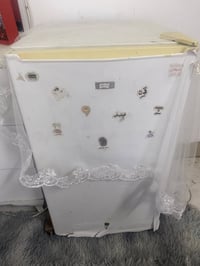 ثلاجه صغيرة • تنفع للغرفة • ما بيها عيب