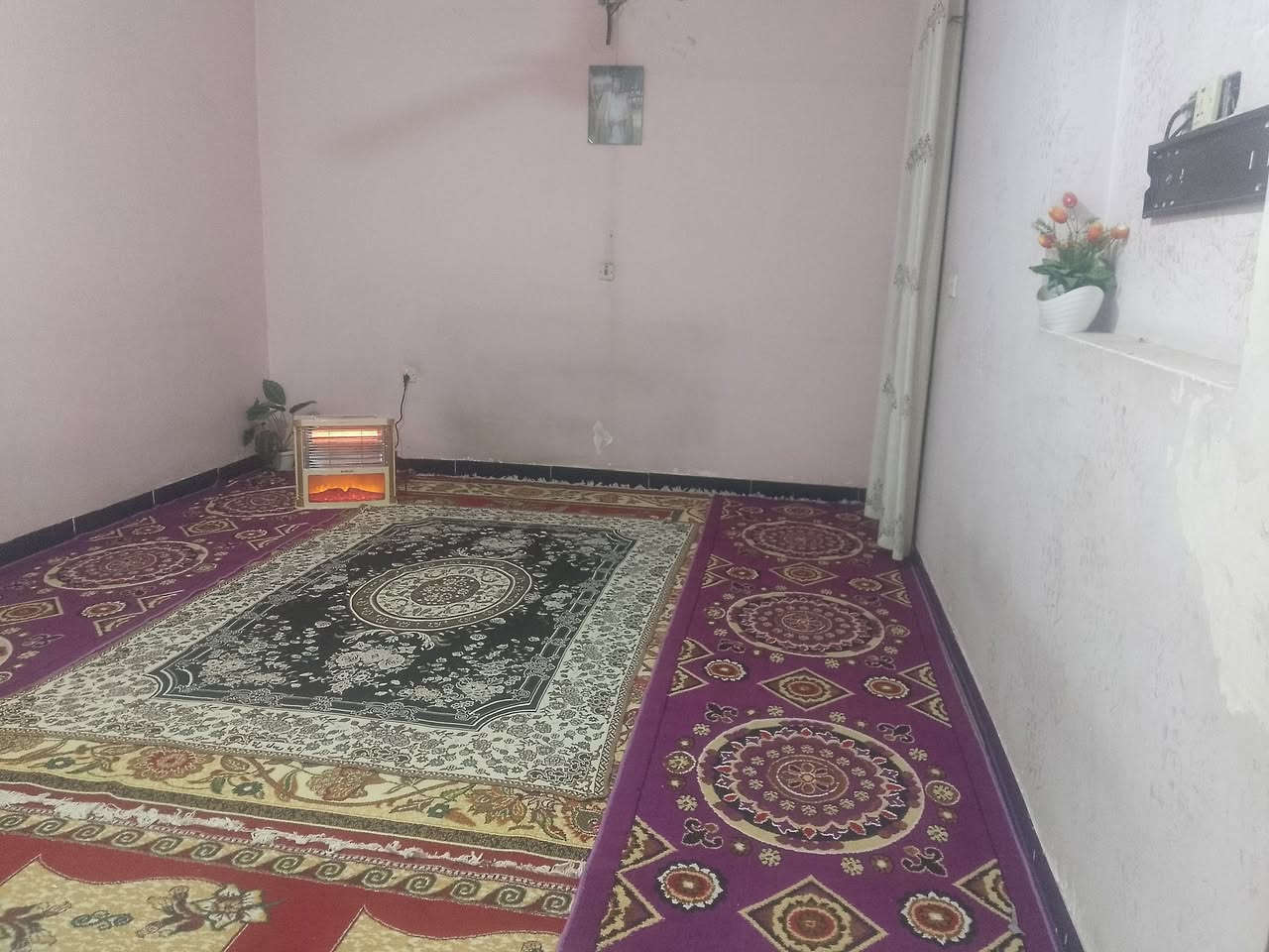 بيت 200 م منطقه الامين بسكينه كامل مكمل اللي يريده يخابرني على الرقم لا يراسل علىص والسعر 150 ***********
