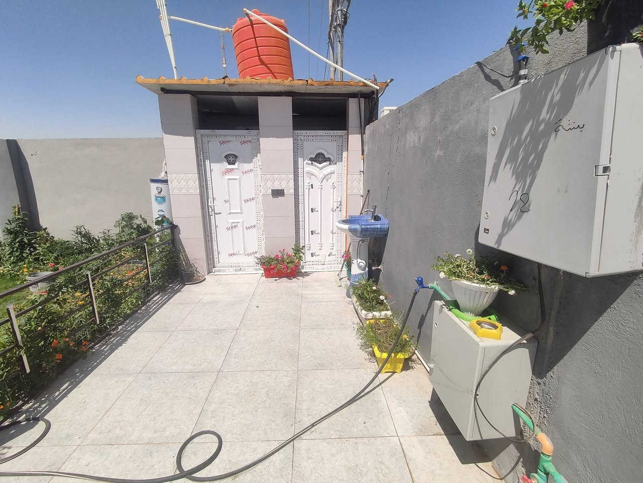 دار للبيع قرب مجمع سيف گطوف ثلاث غرف ثنين جوا وحده فوك صالتين مطبخ كلدور صحيات داخليه وخارجيه إستقبال قفل 70 
***********
