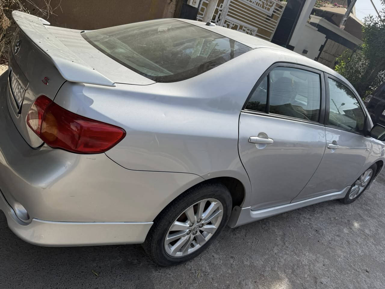 السلام عليكم 
كورلا 2010 
وارد كندي فئة s
دخول السيارة كلين وبعدها كلين 
المواصفات 
فتحة سقف 
شاشة 
تحكمات ستيرن 
مثبت سرعة 
السيارة كاملة مابيه اي نقص 
صبغ فقط الدعامية 
وبيه بارد شي قليل بالباب الخلفي
السيارة ماشيه 175 الف 
السعر 125وبيه مجال 
العنوان بغداد الغزالية
للتواصل ***********
