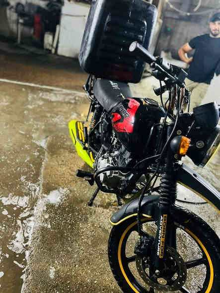 دراجه بوكسر موديل ٢١ مرقمه بغداد ب اسمي تحويل ثاني يوم بيها نقوصات اشاير وجوزه  وبيها خيط تبخير الدراجه مماشيه هواي بس بقت ب الحجز سنه ونص وصار بيها تبخير معدل ١١٠ تمشي مرتاح نص نكره. السعر. مليون و ١٥٠ وبيها مجال قليل مكاني بغداد السيديه او الحريه رقم ***********
