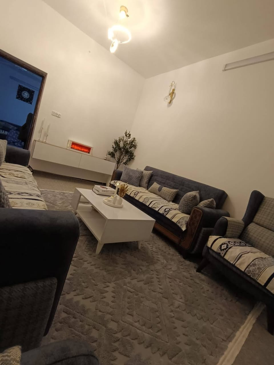 السلام عليكم بيت للبيع شارع ابو سمير المساحة ١٢٠ متر الواجهة ٦ متر نزال ٢٠ متر مطلوب للمصرف العقاري للاستفسار الاتصال ع الرقم ***********
