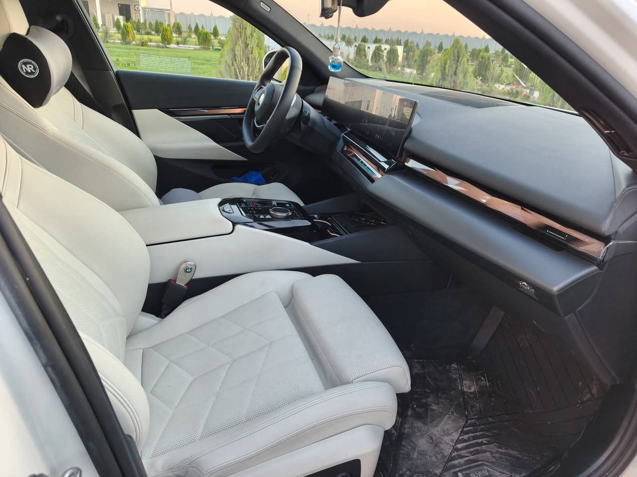 للبيع bmw i5 موديل 2024
ماشي 15 الف
مفتاحين
وارد امريكي
ضررها بس بونيد صبغ
مواصفاتها معروفه 
مكان كركوك 
***********
