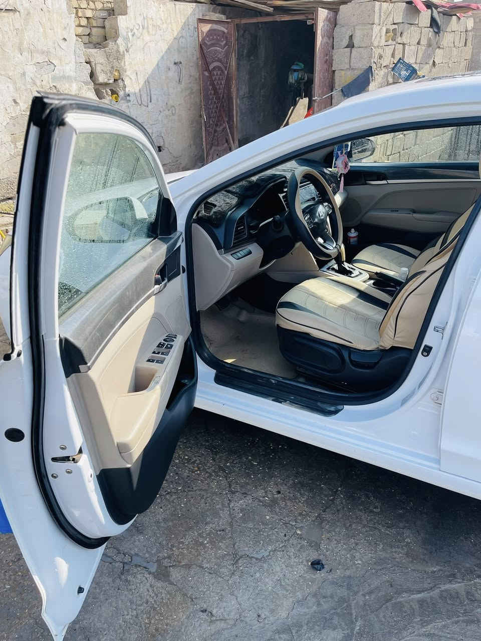 سلام عليكم الانترا خليجي موديل 20 فول مواصفات سونار مرفق بل منشور سياره حره مشروع وطني رقم جديد بغداد ما تخسر عليها اي شي ما يحتاج اكتب المواصفات معرفه ماشيه 115 الف ك سعر الاتصال على رقم غير متواجد على الفيس مكان ميسان 
رقم ***********
