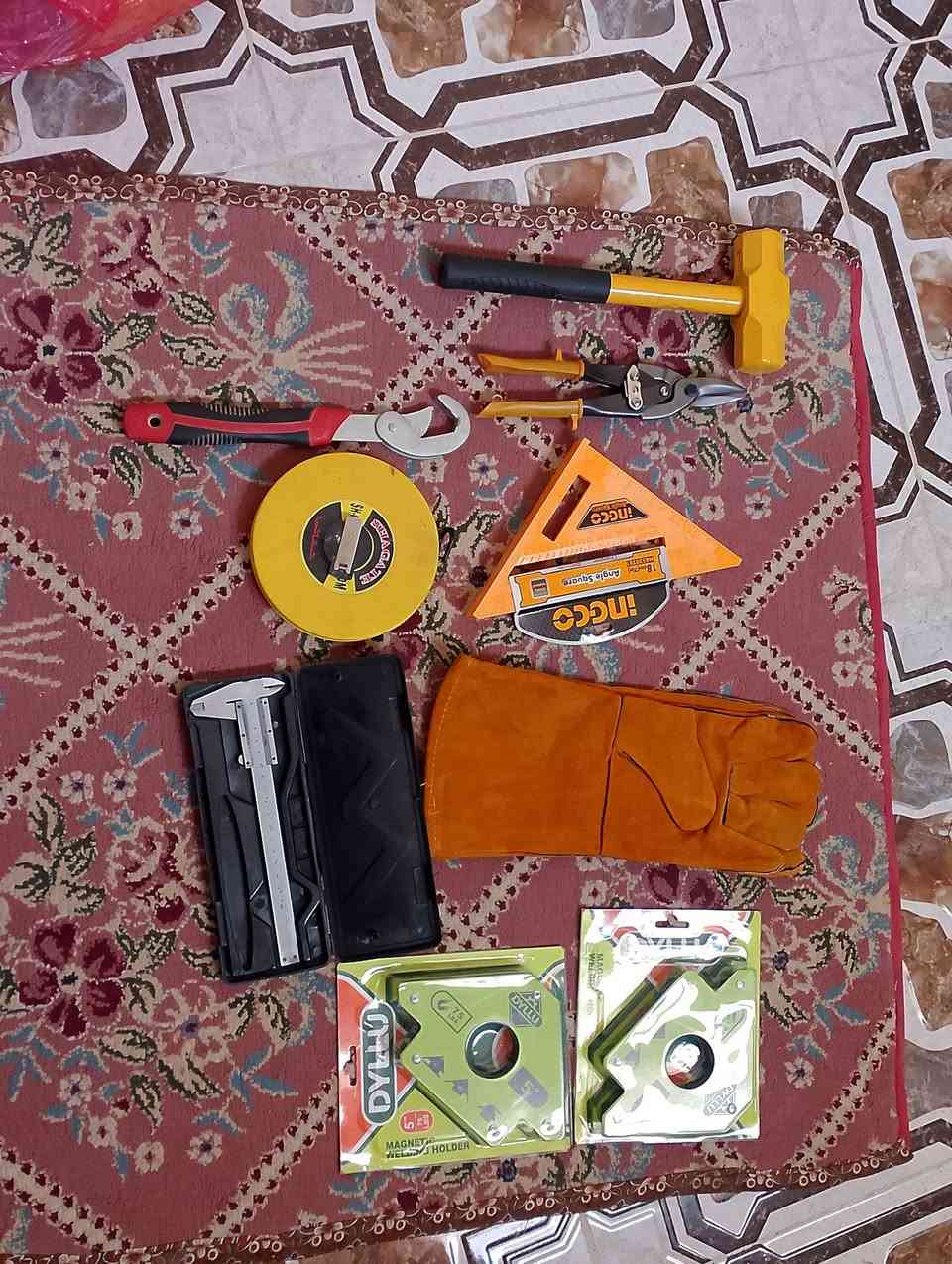 عدد يدويه الكل جديدات فيته 30متر مع چاكوچ مع مكص حديد مع  مغناطيس زاويه العدد 2 مع كفوف طوال  مع ڤيرنيه مع سبانه متعدد القياسات مع كونيه السعر 60 قفل مكاني كربلاء توصيل ماعندي موبايل ***********
