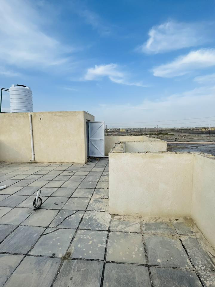 بيت للبيع كامل بحي الجودين بنزله الثالثه مساحته ١٠٠م ركن شارعه ١٥ 
غرفه ومطبخ وصاله والديوانيه وحمام داخلي وخارجي
الاستفسار واتساب ***********
بسعر مناسب
